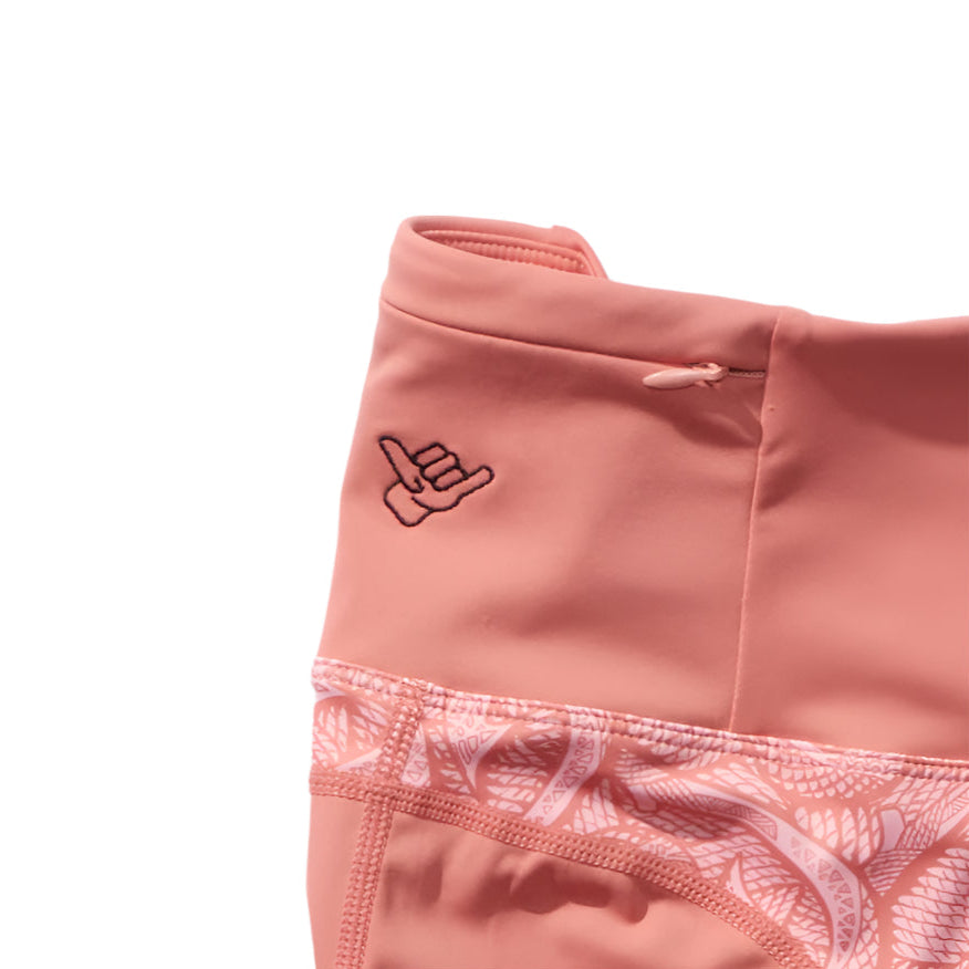 Makau Leggings featuring a soft pink color and logo design on the waistband, perfect for comfortable wear.